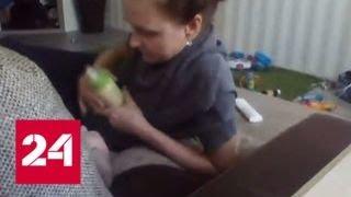 Избивавшая младенца за отказ пить молоко няня попала на видео - Россия 24