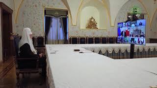 Президент Владимир Путин побеседовал с Патриархом Кириллом в режиме видеоконференции.