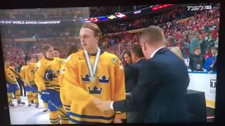 Хоккеист сборной Швеции Андерссон выбросил медаль молодежного ЧМ на трибуну