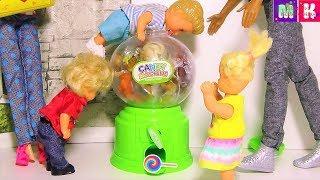 Валерка и автомат с конфетами.Веселая школа кукол. #Мультики про школу #куклы Барби новые серии