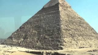 Мужик на пирамиде Египет