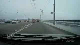 Момент аварии мост Приора и Автобус Омск 1 декабря 2017