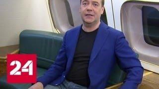 Медведев поздравил россиянок с борта самолета - Россия 24