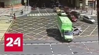 Момент столкновения полицейской машины с "Газелью" в Москве попал на видео - Россия 24