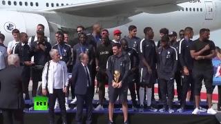 Сборная Франции прибывает в Париж после триумфа на чемпионате мира