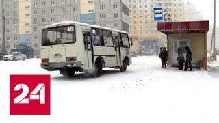 В Кургане из-за снегопада автобус протаранил остановку с людьми - Россия 24