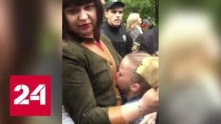 Украинские полицейские сорвали с девочки пилотку и довели ее до слез - Россия 24