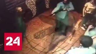 Вооруженные дробовиком посетители кафе напали на сотрудника ДПС в Волхове - Россия 24