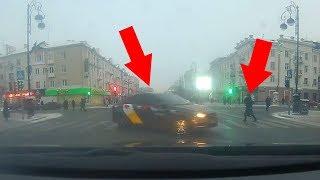 Яндекс.Такси кружится на перекрестке Республики - Орджоникидзе