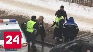 В Башкирии женщина порубила топором свою машину на глазах инспекторов и ребенка - Россия 24
