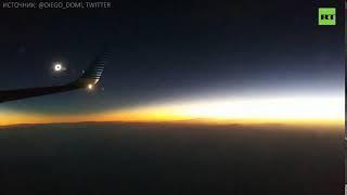 Вид с высоты 10 км: пассажир самолёта заснял полное солнечное затмение