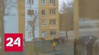 На Сахалине прохожие поймали упавшего с четвертого этажа ребенка - Россия 24
