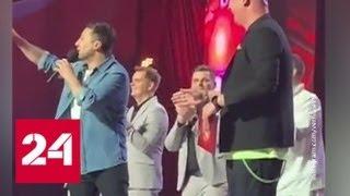 Зеленский выбежал на сцену с участниками юмористического шоу "Лига смеха" - Россия 24