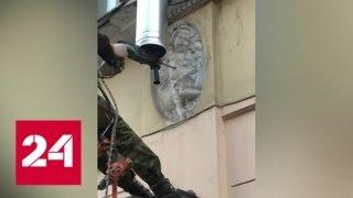 В Санкт-Петербурге рабочие просверлили перфоратором ангела - Россия 24