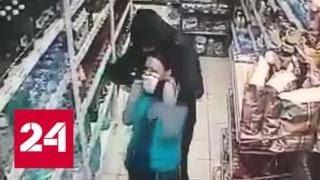 Грабитель с ножом взял в заложницы продавщицу подмосковного магазина - Россия 24