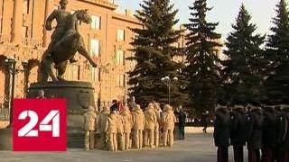 Жители Екатеринбурга возложили венки к памятнику Георгию Жукову - Россия 24