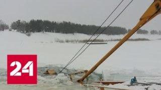 На Лене вслед за бензовозом и автокраном ушли под лед два трактора - Россия 24