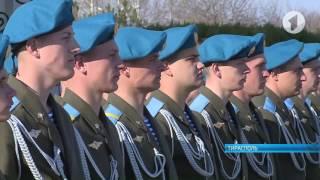 Президент вручил бойцам парашютно-десантного отряда голубые береты