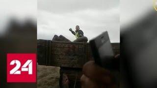 Полицейский запрыгнул в прицеп трактора, преследуя угонщиков - Россия 24