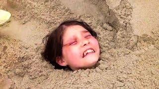 11 летний мальчик нашел маленькую девочку почти утонувшую в песке, вот что с ней случилось