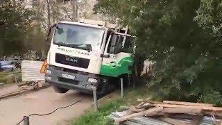 В Пионерском поселке мусоровоз провалился в яму | E1.ru