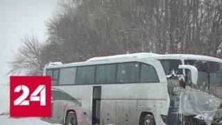 Водители автобуса уже неделю живут на месте ДТП - Россия 24