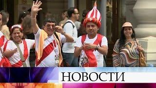 Иностранные болельщики, приехавшие на Чемпионат мира по футболу FIFA 2018 в России™, изучают Москву.