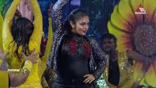 ആസ്വാദക മനസുകൾക്ക് വേറിട്ടൊരു ദൃശ്യാനുഭവവുമായി പ്രയാഗ മാർട്ടിന്റെയും സംഘത്തിന്റെയും മഴ നൃത്തം.