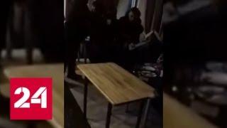 Разъяренный приморец ворвался в кафе с бензопилой и напал на посетителей - Россия 24
