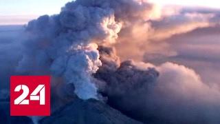 Вулкан Ключевской выбросил мощный столб пепла