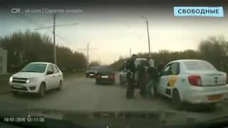 Водителя Яндекс-такси избивает человек в форме ДПС (Саратов)