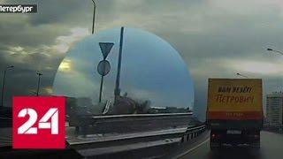 В Петербурге неуправляемый автокран  вылетел с трассы - Россия 24
