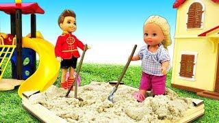 Штеффи и Стивен играют в песочнице. Новые мультики 2019 - Видео с куклами