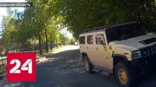 В Ленинградской области депутат протаранил машину, мешавшую ему проехать - Россия 24