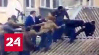 Десяток спецназовцев тащит Саакашвили с крыши дома в Киеве - Россия 24