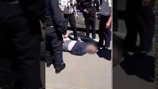 В Чебоксарах полицейские задержали мужчину с ножами