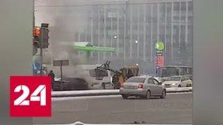 В Петербурге коммунальщик засыпал горевшую машину снегом - Россия 24