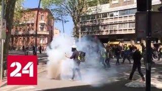 Парижская полиция применила газ на площади Республики - Россия 24