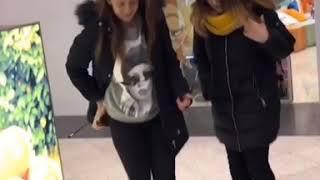 Малой пугает девушек в торговом центре