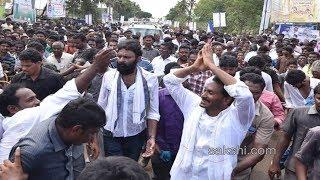 జననేతకు ఘనస్వాగతం పలికిన గుడివాడ నియోజకవర్గ ప్రజలు