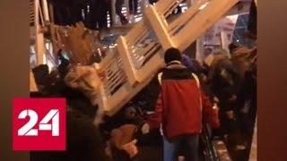 В московском Парке Горького обрушился мост. Есть пострадавшие - Россия 24