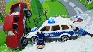 Видео для детей с игрушками Плеймобил - Снежный побег! Самые новые игрушечные мультики про машинки