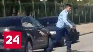 Сотрудник смоленской прокуратуры катается по встречке и паркуется в неположенных местах - Россия 24