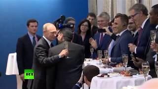 «Жеребьёвка пойдёт веселее»: Путин выпил шампанского со звёздами футбола