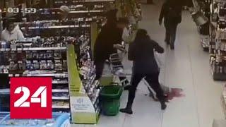 В московском супермаркете ребенок выпал из тележки на разбитую бутылку. Видео - Россия 24