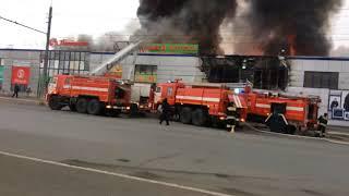 В Оренбурге горит торговый центр Мир на Победе