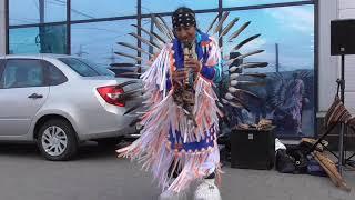 Sun Juaton. Индеец из Эквадора играет на флейтах и танцует.