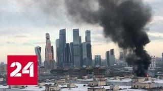 Возгорание с обрушением в Москве: огонь угрожает соседним зданиям - Россия 24