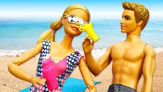 Видео про игрушки и клоуна. Кукла Барби и Кен на пляже загорают и плавают - игры в куклы