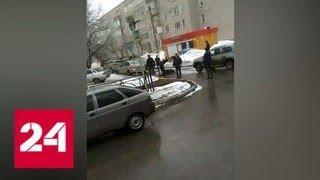 Мужчина набросился с ножом на полицейских возле здания УВД Нижнекамска - Россия 24